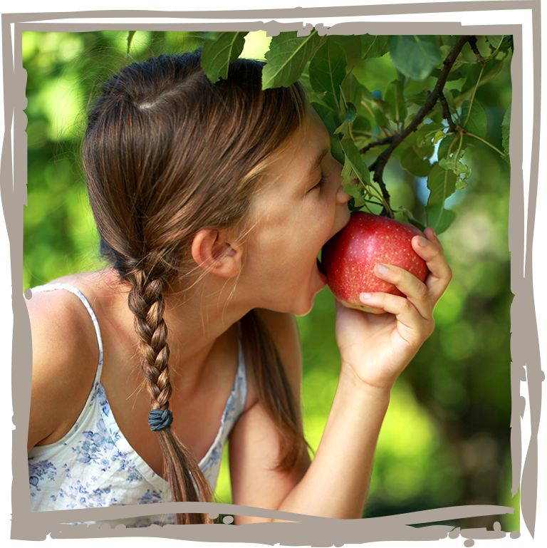 Mädchen beisst in Apfel